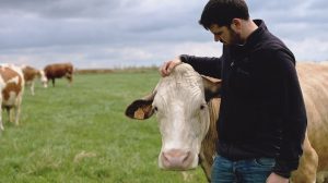 série vidéo élevage Simmental, portrait d'Alexis Magniere ©Studio des 2 Prairies