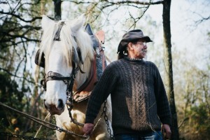 Portrait photo d'un agriculture avec ses chevaux