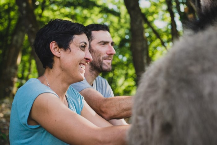 Portrait photo de deux éleveurs