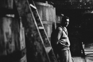 Portrait photo d'un viticulteur dans sa cave