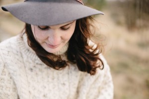 Portrait photo d'une femme en exterieur