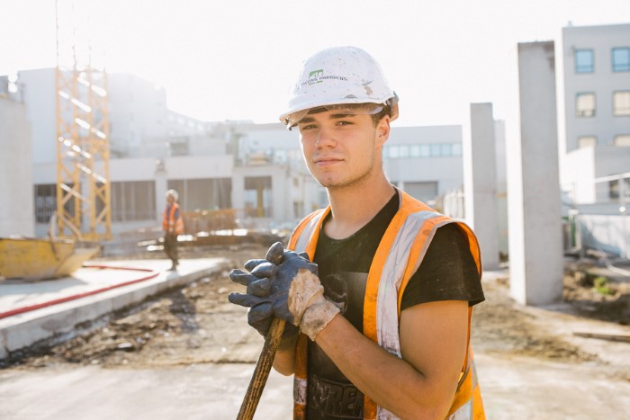 Portrait photo par photographe pro d'un ouvrier de chantier du batiment