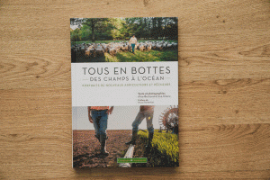 Feuilleter tout en bottes, le livre photo sur les nouveaux agriculteurs et pêcheurs