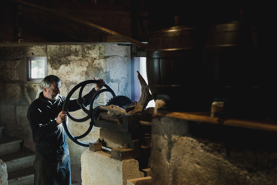 Reportage photo professionnel : fabrication de l'huile de noix -Eve Lancery Hilaire, Studio des 2 Prairies