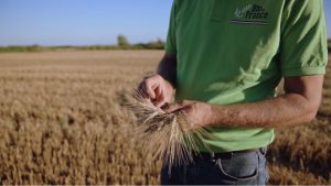 Réalisation de vidéo promotionnelle agriculture pour la gamme Bio de France d'Alpina Savoie - ©Studio des 2 Prairies