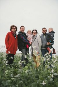 Portrait photo d'une famille de paysans, éleveur et céréalier ©Studio des 2 Prairies