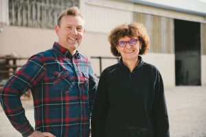 Portrait photo d'une famille de paysans, éleveur et céréalier ©Studio des 2 Prairies