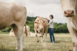 Portrait photo agricultrice élevage vaches aquitaine - Studio des 2 Prairies