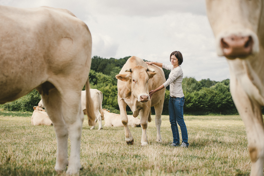 Portrait photo agricultrice élevage vaches aquitaine - Studio des 2 Prairies