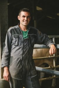 Portrait photo agriculteur élevage vaches aquitaine - Studio des 2 Prairies
