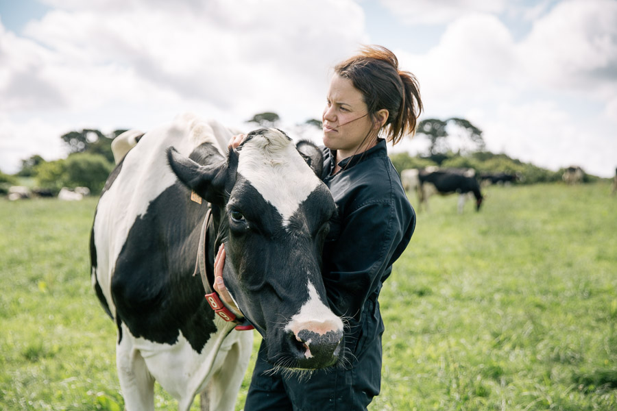 Portrait photographique d'une vache avec son agricultrice éleveuse. ©Studio des 2 Prairies - photographe agriculture