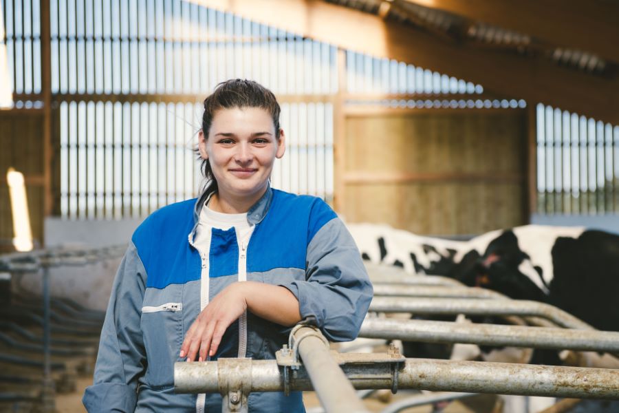 Portrait photo de Marcelline, agricultrice égérie d'Entremont pour la campagne de communication "Solidaire"