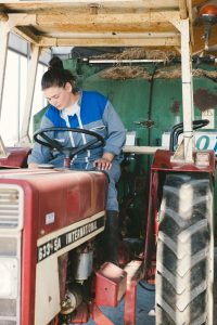 Tournage vidéo d'un film en agriculture sur une ferme laitière pour Entremont . ©Studio des 2 Prairies